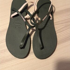 BNWOT Havaianas Urban Sandals size 39 - olive and rose